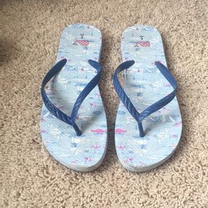 Vineyard vines flip flops.